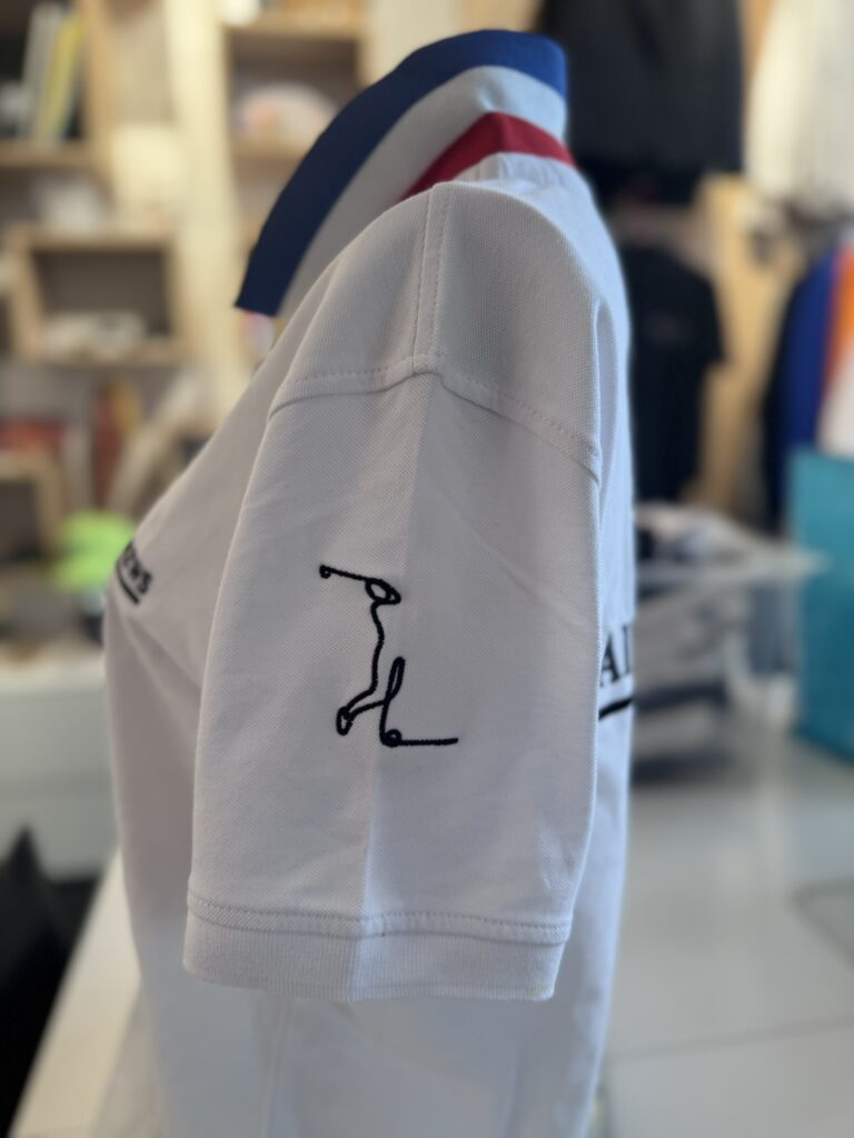 casquette + polo brodé = mots-clés forts