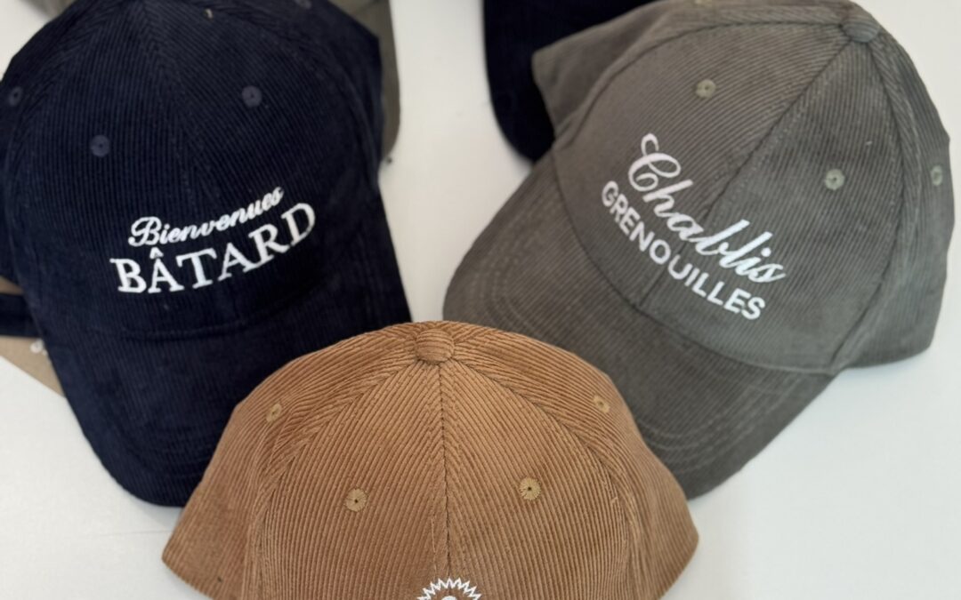 Casquettes personnalisées haut de gamme en velours côtelé avec broderie, présentées par Form Publicité.