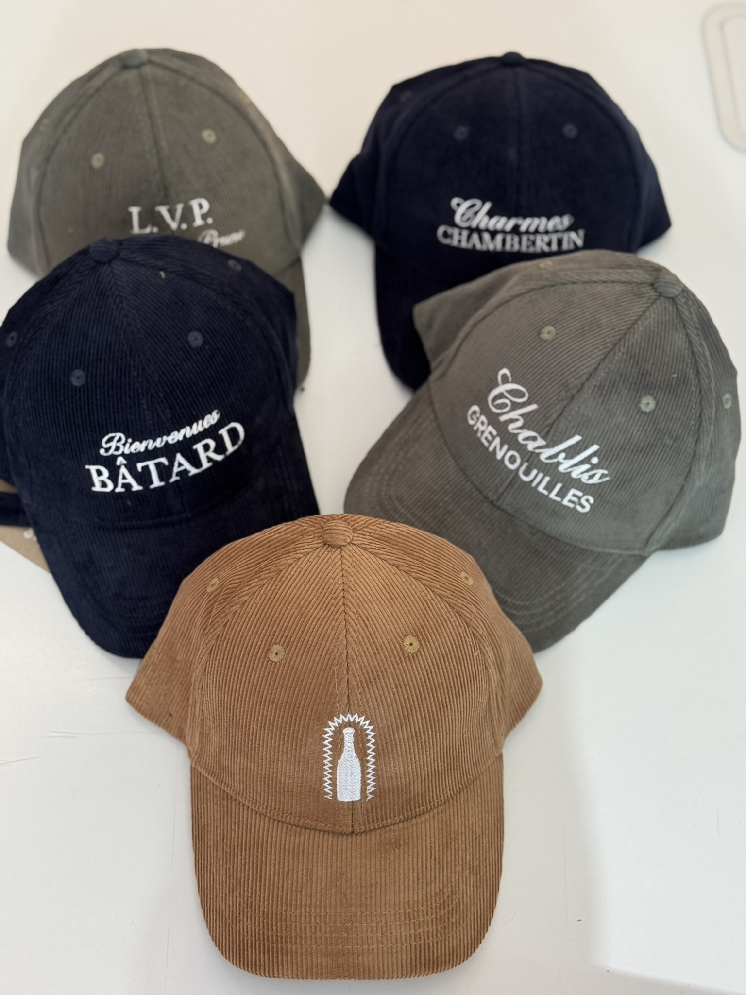 Casquettes personnalisées haut de gamme en velours côtelé avec broderie, présentées par Form Publicité.
